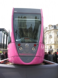 tram de Reims la première rame est rose tram de Reims la première rame est rose
