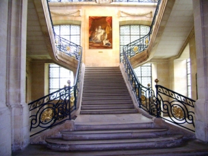 Musée saint Remi de Reims : l'escalier d'honneur Le cloître du musée saint Remi de Reims