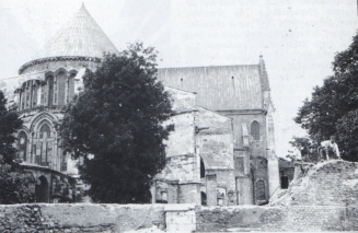 Après la réouverture de la basilique on abat les murs, et les quelques bâtiments cachant encore la Basilique Saint Remi
