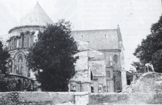 Après la réouverture de la basilique on abat les murs, et les quelques bâtiments cachant encore la Basilique Saint Remi Après la réouverture de la basilique on abat les murs, et les quelques bâtiments cachant encore la Basilique Saint Remi