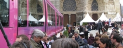 tramway de Reims lors du baptême de la première rame sur le parvis de la cathédrale tramway de Reims lors du baptême de la première rame sur le parvis de la cathédrale