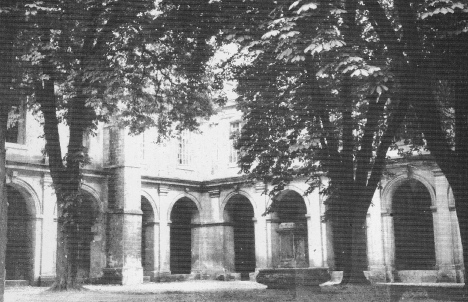 Reims,Fontaine Nicaise Reims deplace et remise dans le clotre St Remi, remise en eau, ellee st viisble lors de la visite du muse St Remi 