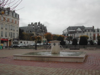 Reims, Fontaine place du Forum Reims, photo D.Dumon , novembre 2006