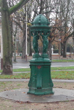 Reims, Fontaine square Jantzy Reims, photo D.Dumon , novembre 2006