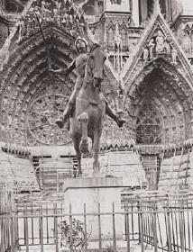 tourisme  Reims,Jeanne d'Arc sur le parvis   Reims